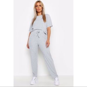 BOOHOO Plus Basic T-Shirt + Pants Set